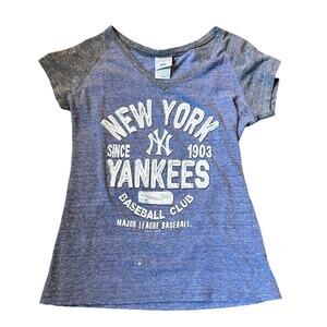 MLB Campus Lifestyle New York Yankees Women's MD Graphic V-neck T-shirt